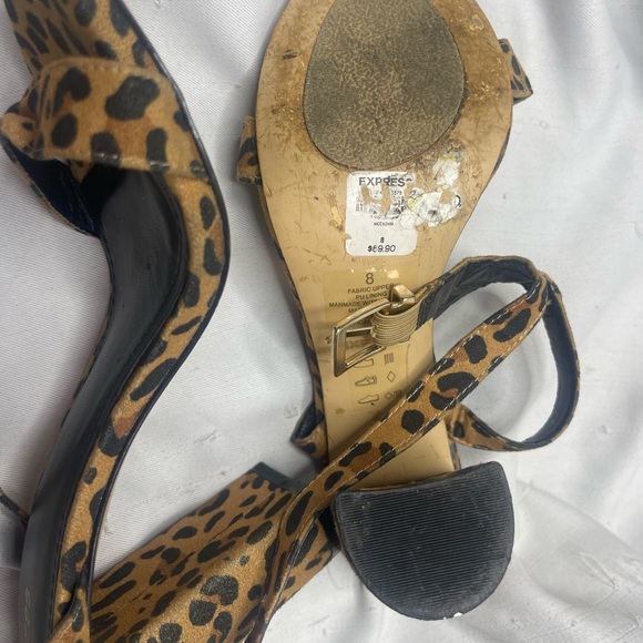 Sexy cheetah print heels they are a bit worn but still usable💛🤎🖤 - Picture 3 of 9
